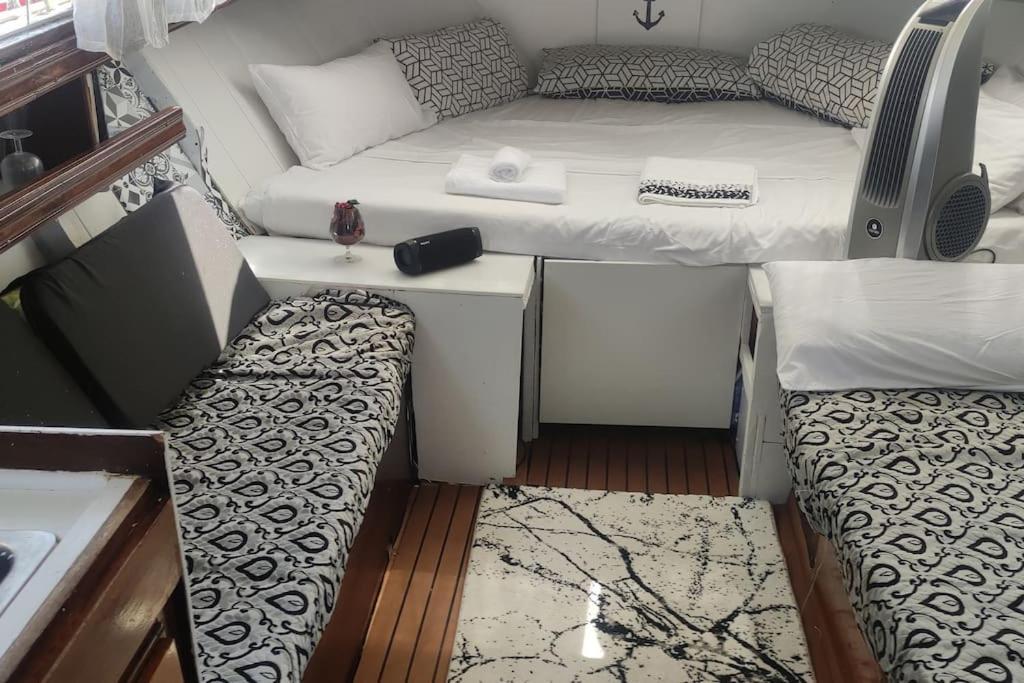 Precioso Barco En Barcelona Hotel Badalona Exterior foto
